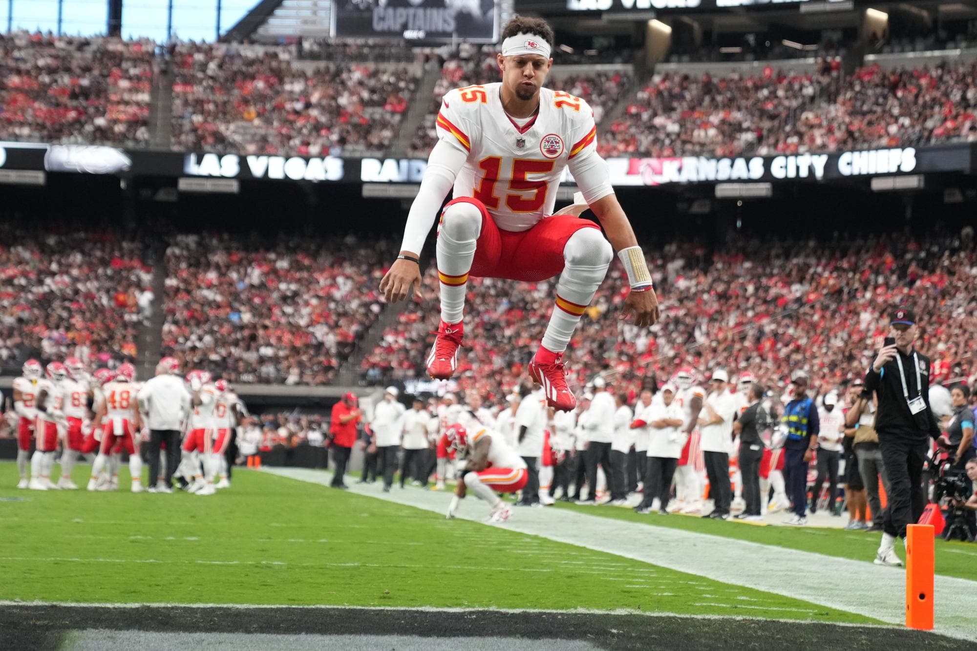 Chiefs Hold Off Raiders 30-27, Improve to 4-0 in Rivalry's First 3-0 Matchup