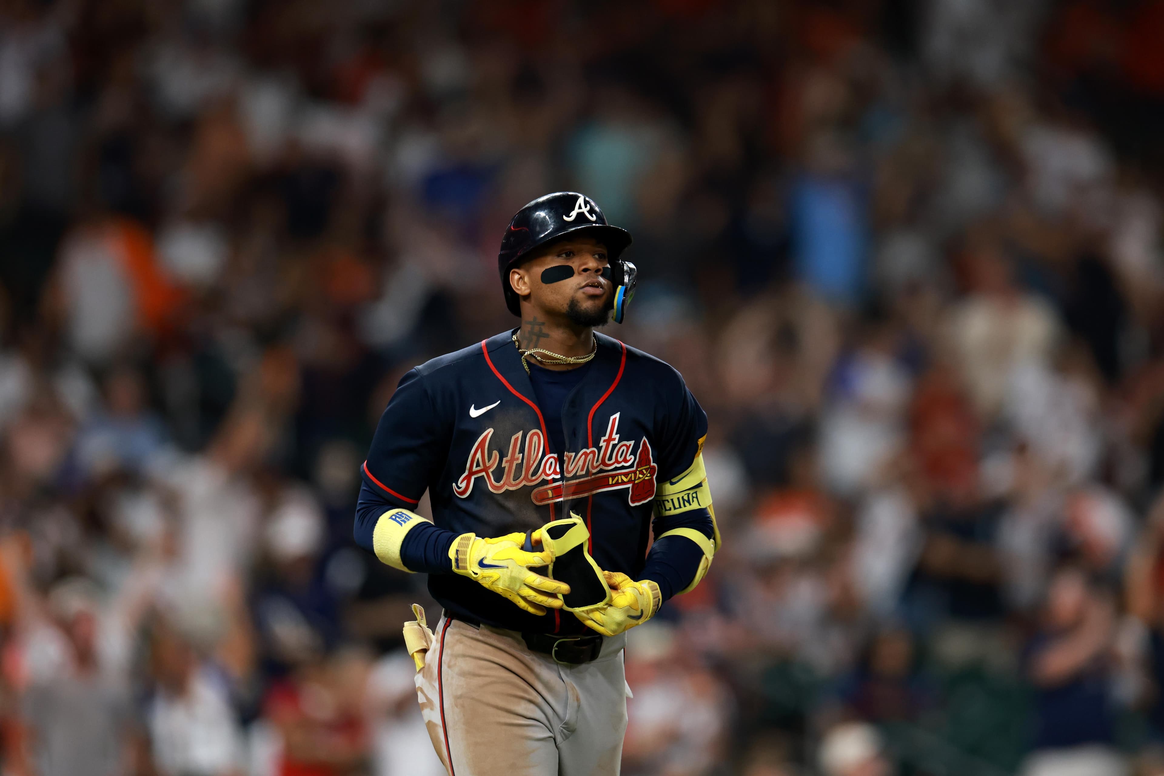 Acuña Jr. leaves game after foul ball strikes left leg