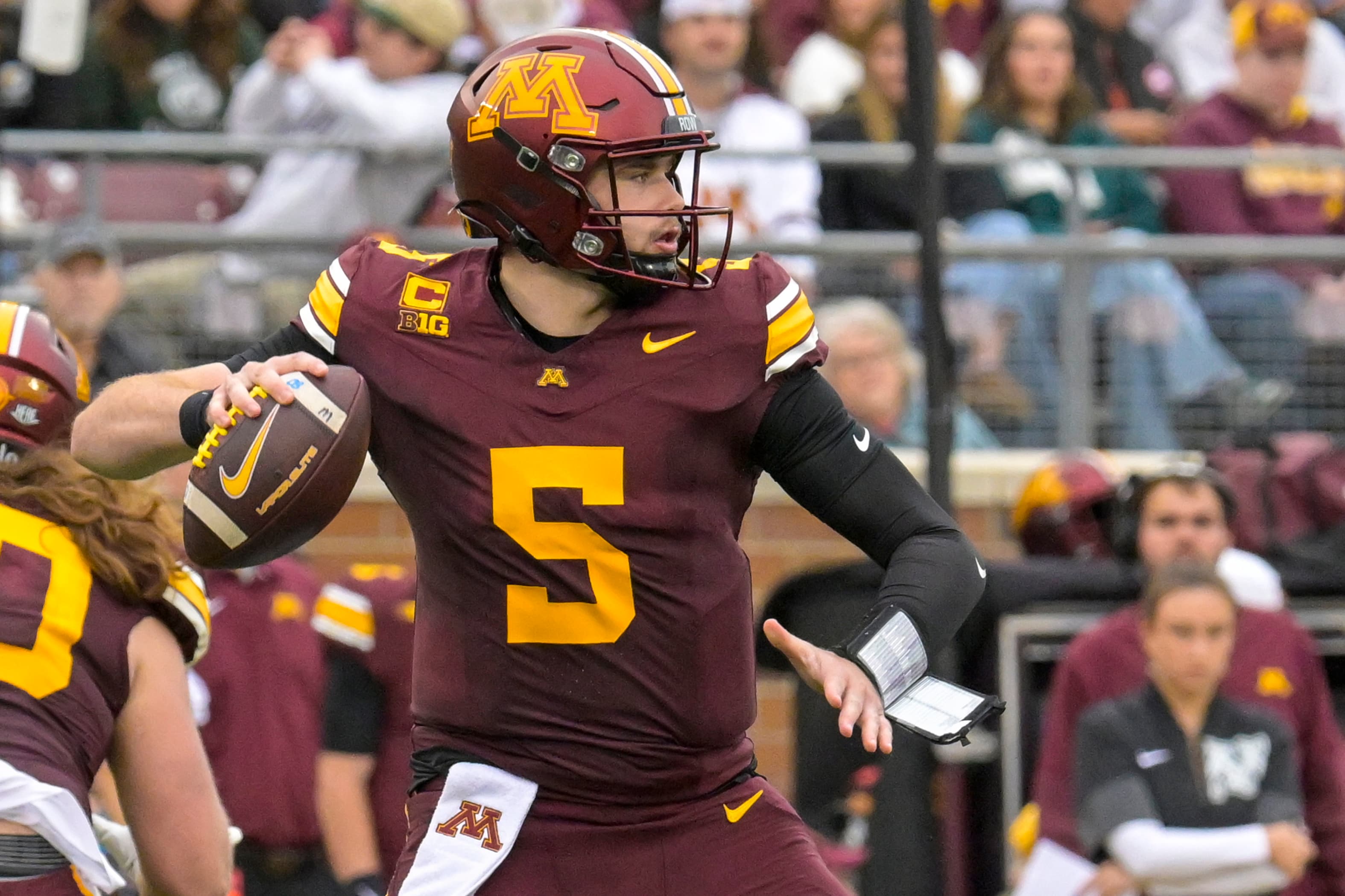 Big Ten Clash: Minnesota Welcomes Unbeaten Washington on FOX Saturday Night