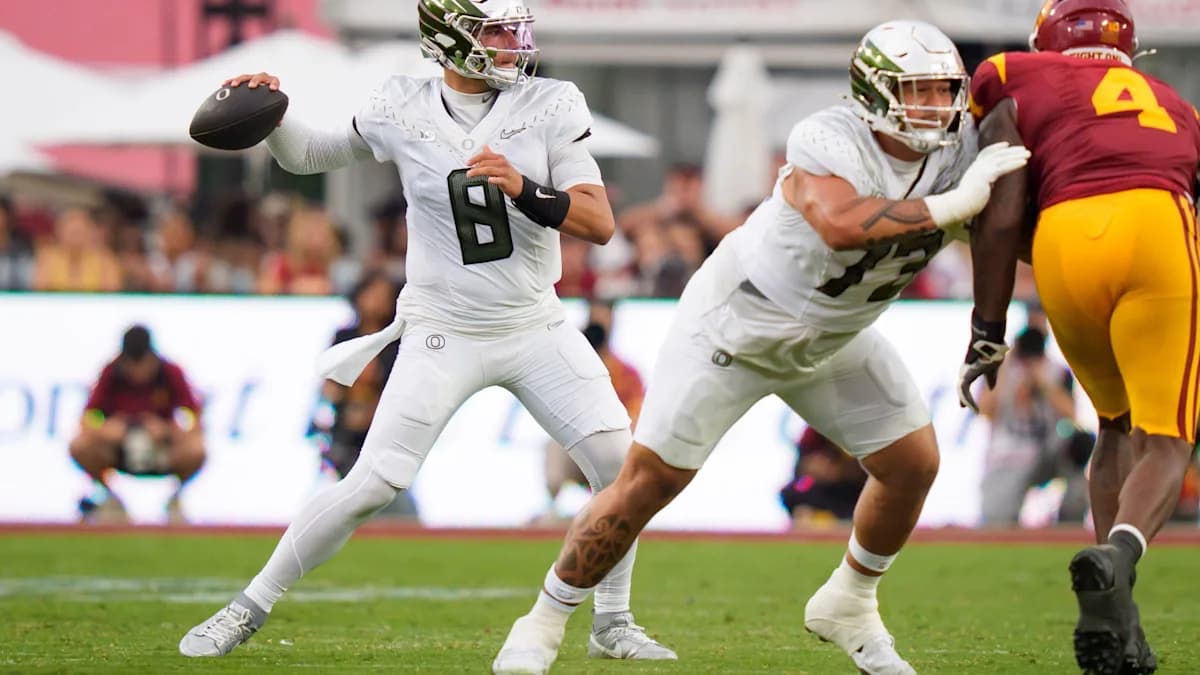 Raiola steps in for Oregon after Moore leaves on ambulance