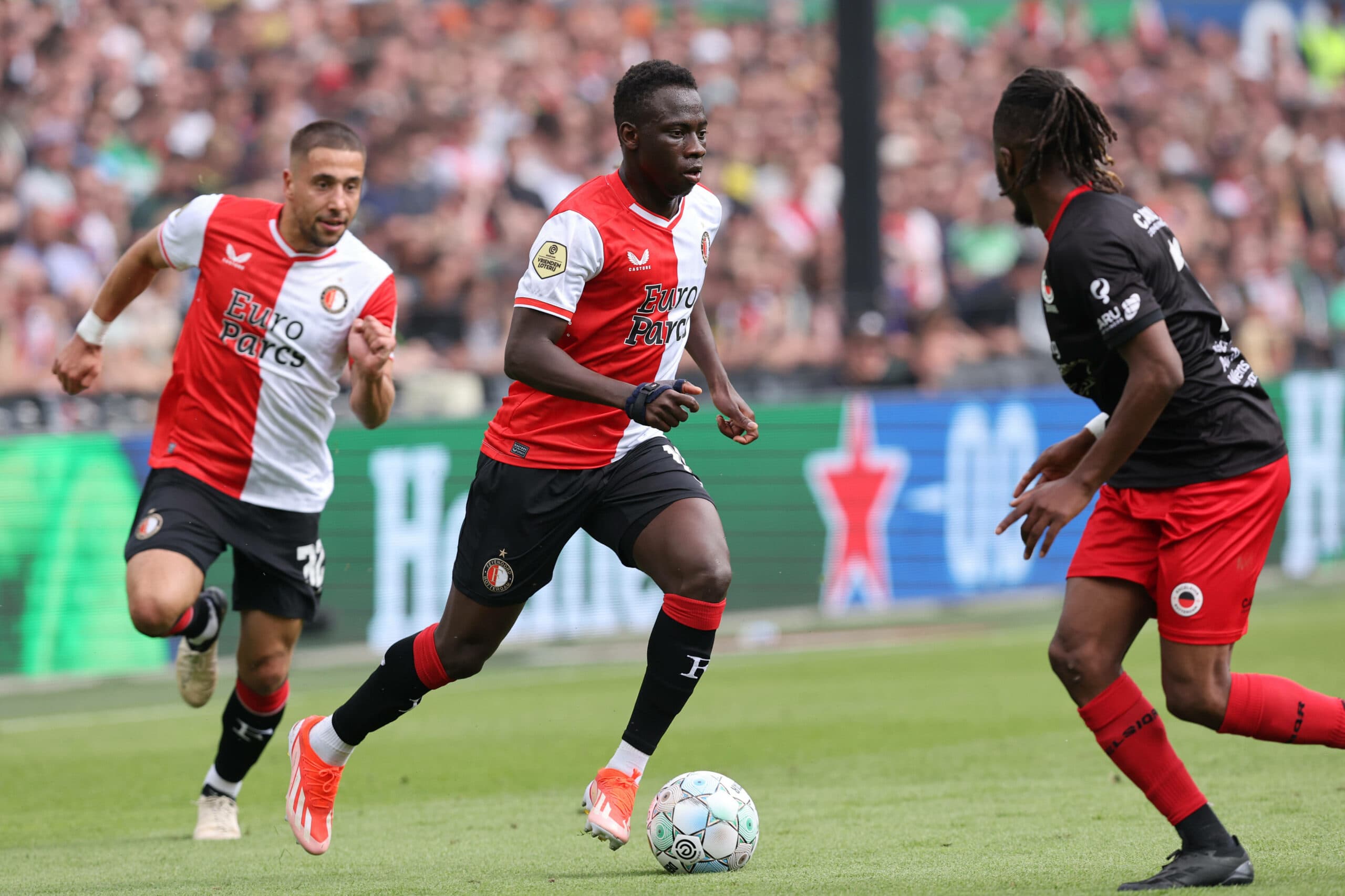 Brighton's Minteh Still Wants Liverpool Move Despite Injury, Report Says