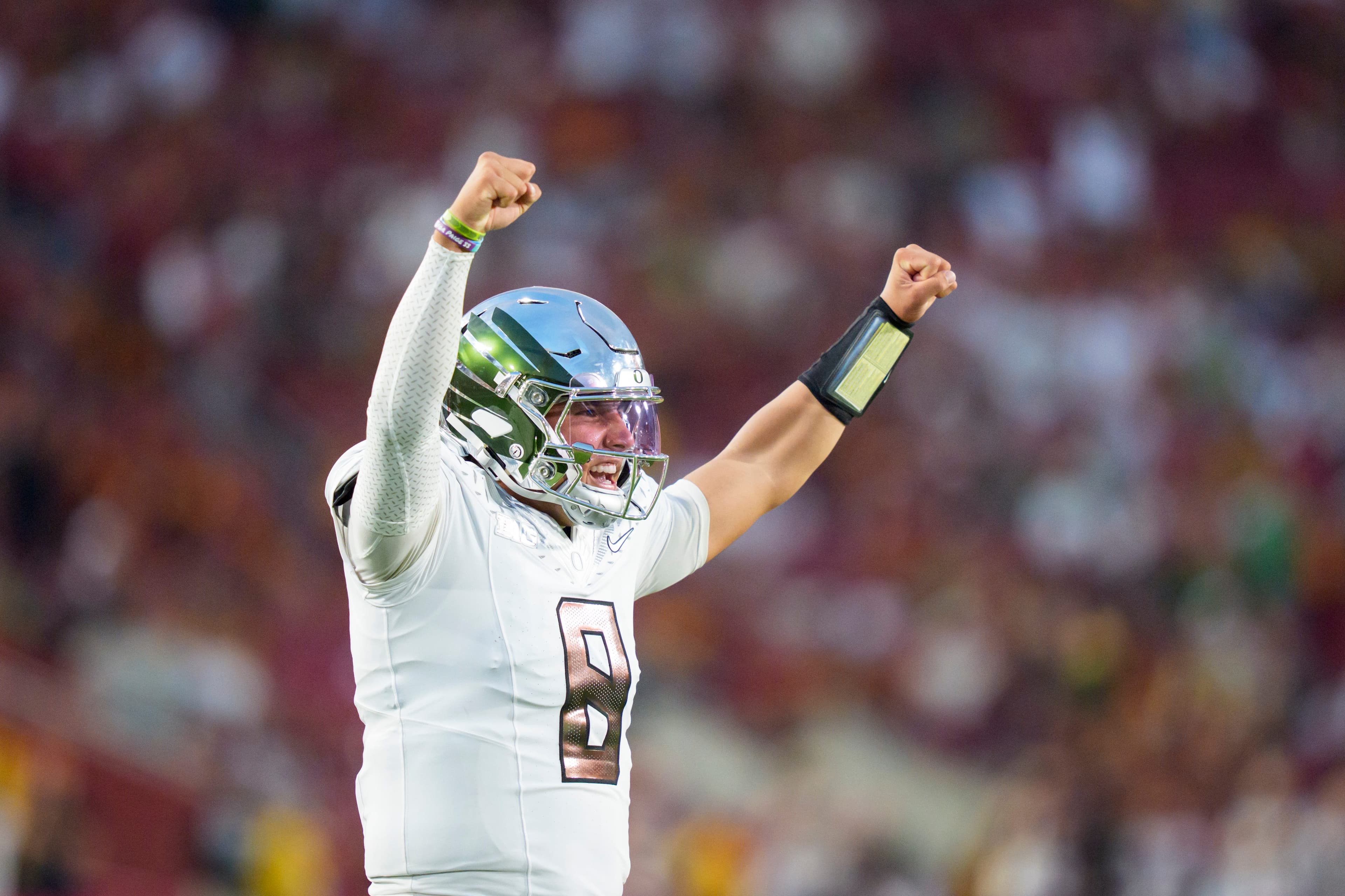Raiola, Back at the Coliseum, Powers Oregon Past USC 41-27