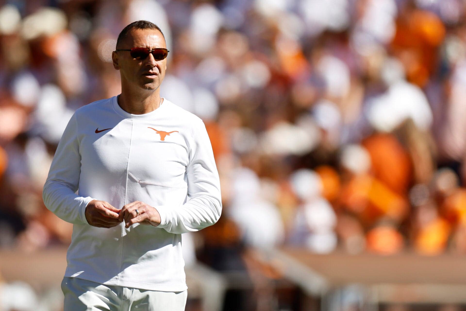 Texas Coach Sarkisian Points to 'Look at Me' Culture After Simmons Penalty