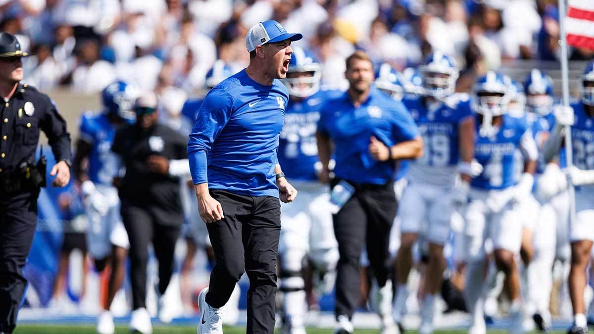 Kentucky Wins 35-34 in Overtime at South Carolina on Stein's Two-Point Call