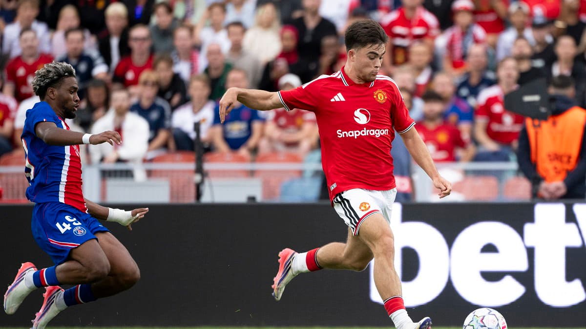 Harry Amass changes agents after staying at Manchester United