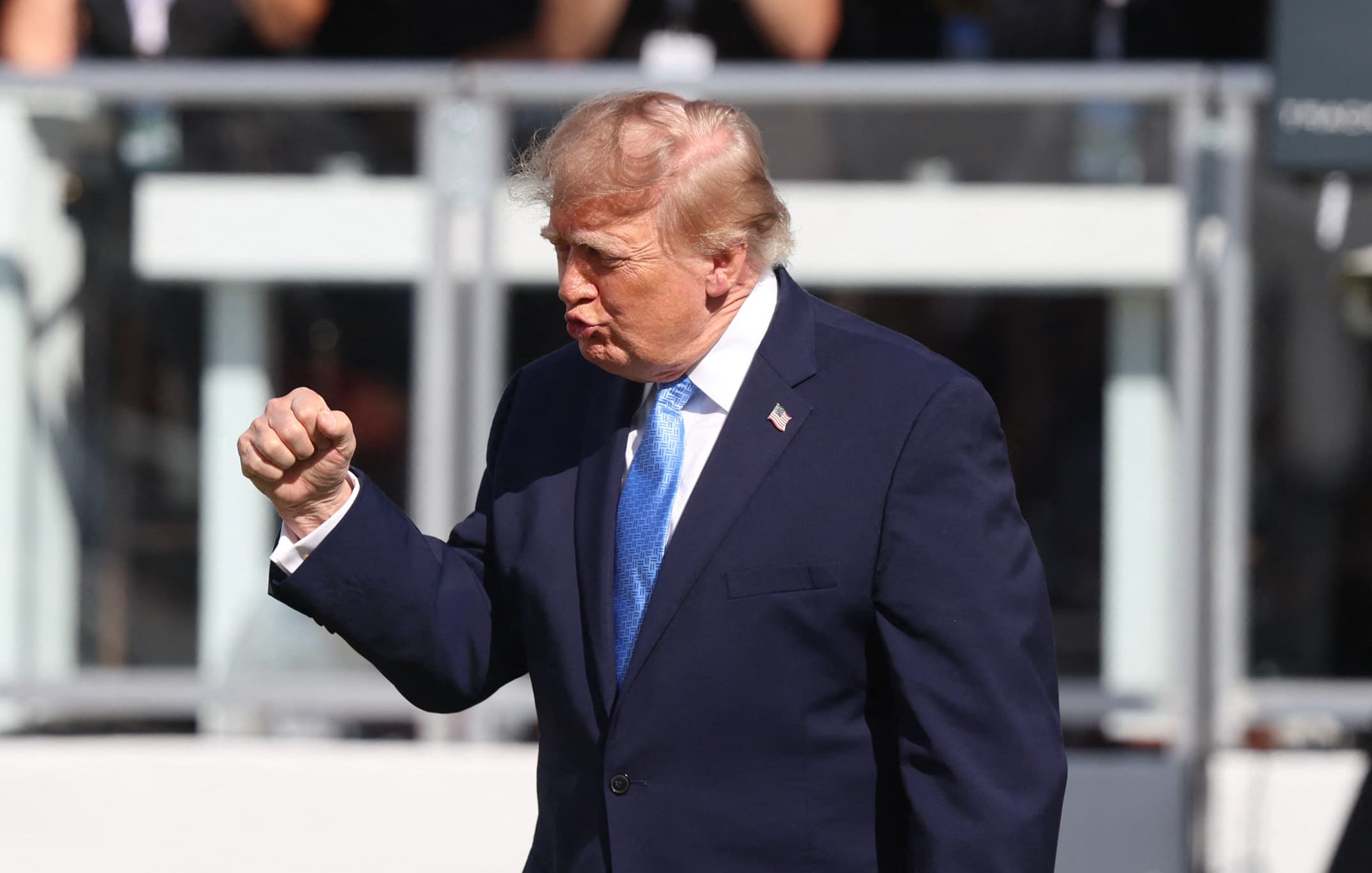 Trump attends Presidents Cup final round, draws 'four more years' chants
